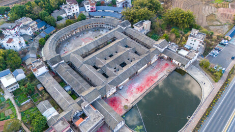 春节航拍梅州客家围龙屋古建筑群节日风貌