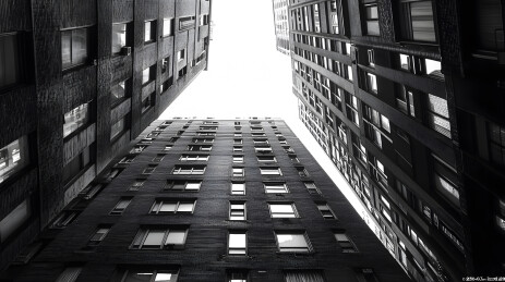 仰望城市建筑中的天空