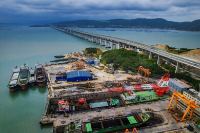 航拍福建平潭岛上的造船厂和码头