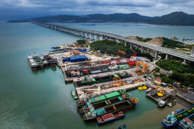 航拍福建平潭岛上的造船厂和码头