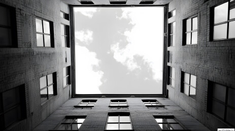 仰望城市建筑中的天空