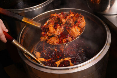 正在捞卤味排骨