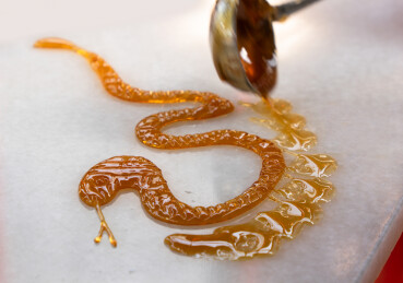 中国传统民间手工艺糖画生肖蛇