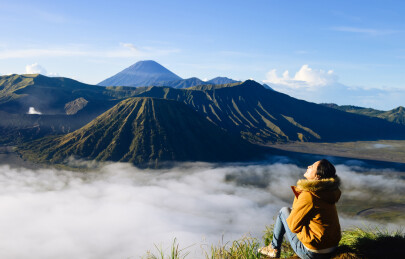 中国女性在印尼爪哇岛泗水布罗莫火山游玩