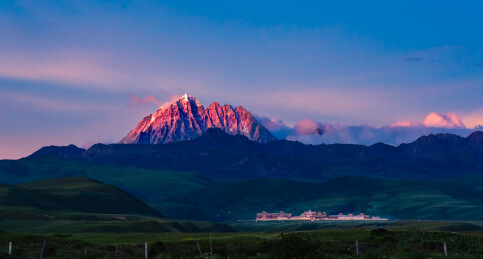 夕阳下的雅拉雪山