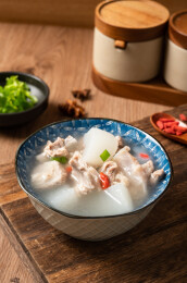 一碗冬天温补的白萝卜羊肉汤