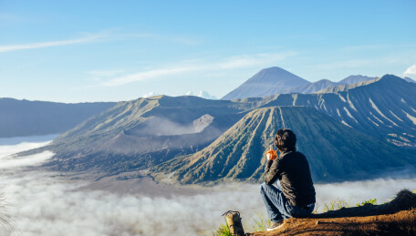 中国男性在印尼爪哇岛泗水布罗莫火山山顶