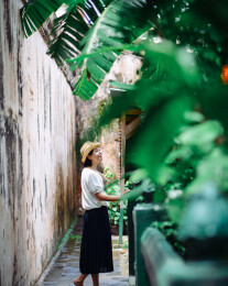 一位亚裔女性在印尼爪哇日惹城市街头游玩