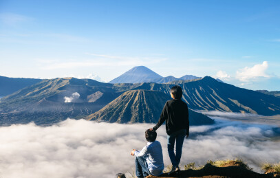 中国情侣在印尼爪哇岛泗水布罗莫火山游玩