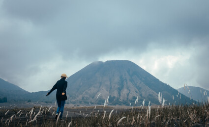 中国女性在印尼爪哇岛泗水布罗莫火山游玩
