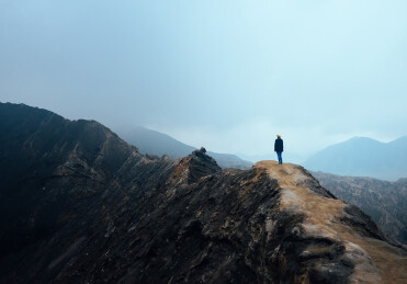 中国女性在印尼爪哇岛泗水布罗莫火山口
