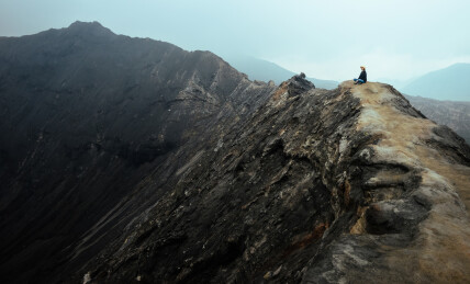 中国女性在印尼爪哇岛泗水布罗莫火山口