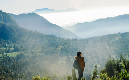 中国女性在印尼爪哇岛泗水布罗莫火山游玩