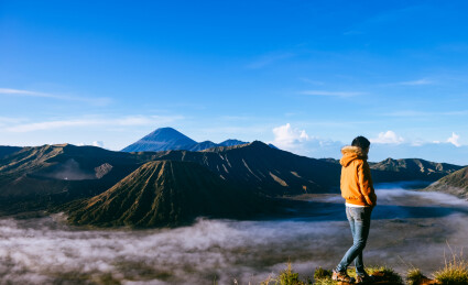 中国女性在印尼爪哇岛泗水布罗莫火山游玩