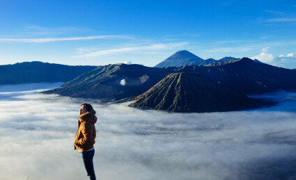 中国女性在印尼爪哇岛泗水布罗莫火山游玩