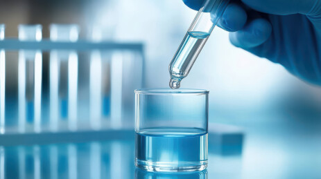 在科学实验室中进行精准滴定实验