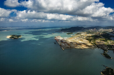 航拍福建平潭岛上的海港码头和工程船舶