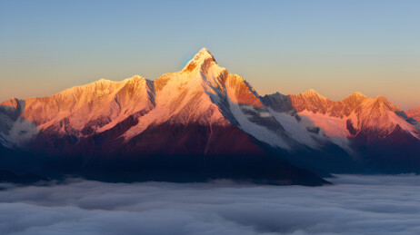 巍峨的雪山