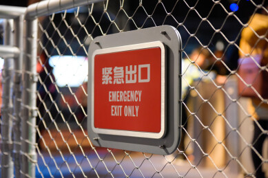 围栏上警告标志的特写镜头