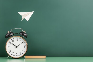 复古闹钟纸飞机书本