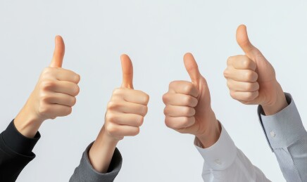 竖起大拇指表示满意支持和赞美