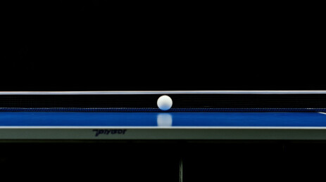 乒乓球在球馆的桌子上特写