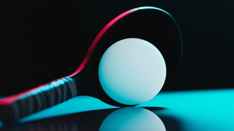 乒乓球在球馆的桌子上特写