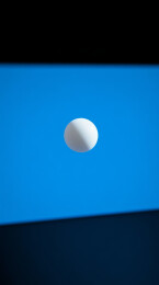 乒乓球在球馆的桌子上特写