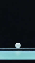 乒乓球在球馆的桌子上特写