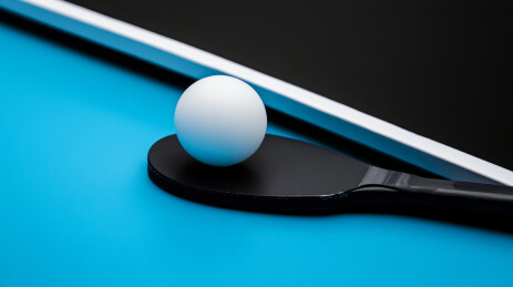 乒乓球在球馆的桌子上特写
