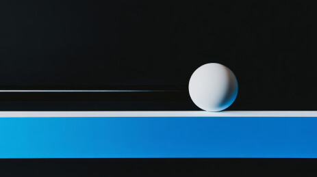 乒乓球在球馆的桌子上特写