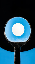 乒乓球在球馆的桌子上特写