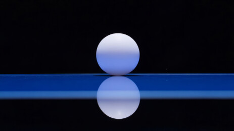 乒乓球在球馆的桌子上特写