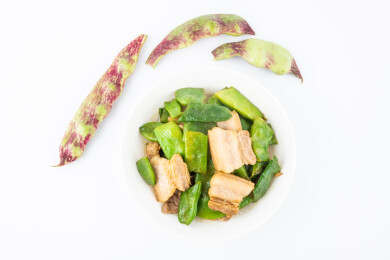 一碟油豆角焖肉