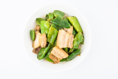 一碟油豆角焖肉
