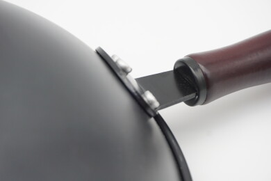 家庭厨房专用的铁炒锅边缘特写