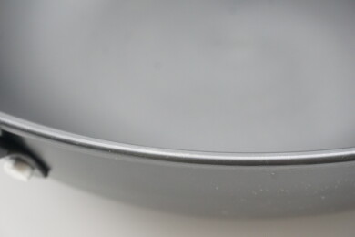 家庭厨房专用的铁炒锅边缘特写