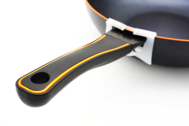 家庭厨房专用的铁炒锅边缘特写