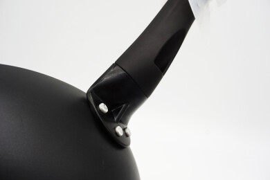 家庭厨房专用的铁炒锅边缘特写