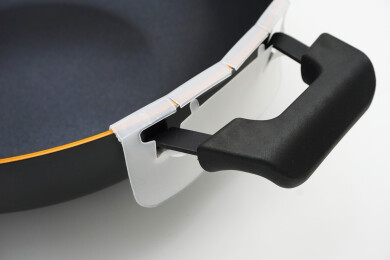 家庭厨房专用的铁炒锅边缘特写