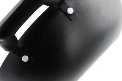 家庭厨房专用的铁炒锅边缘特写