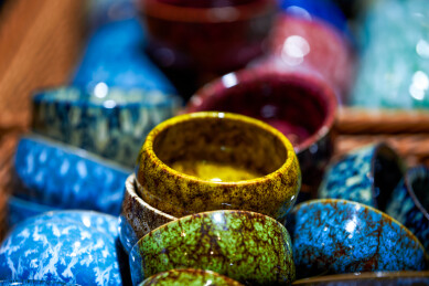 多彩夺目的中国传统茶杯建盏特写