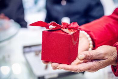 手捧结婚喜糖礼盒背景素材