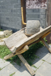 贵州荔波梦柳布衣风情小镇古朴石磨