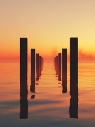 夕阳余晖中的乡间桥墩