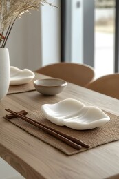 餐桌上静态摆放的精致筷子