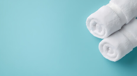 淡蓝背景下的白色毛巾画卷