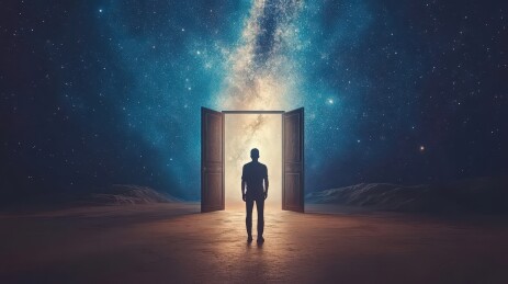门前的星空与身影