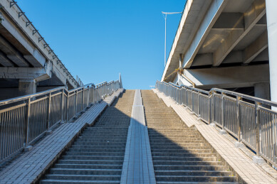 蓝色天空下的天桥楼梯