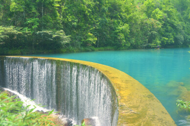 贵州黔南荔波小七孔风景区卧龙潭水坝瀑布